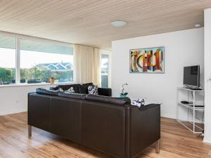Μια τηλεόραση ή/και κέντρο ψυχαγωγίας στο 5 person holiday home in Hejls-By Traum