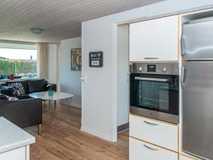 Η κουζίνα ή μικρή κουζίνα στο 5 person holiday home in Hejls-By Traum