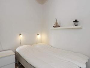 Ένα ή περισσότερα κρεβάτια σε δωμάτιο στο 8 person holiday home in Hals-By Traum