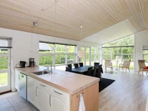 Η κουζίνα ή μικρή κουζίνα στο 8 person holiday home in Hals-By Traum