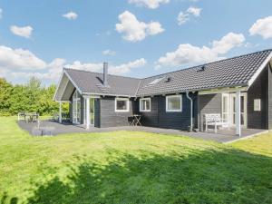 ein Haus mit einem großen Garten davor in der Unterkunft Family Fun with Hot Tub - By Traum Ferienwohnungen in Neder Lysabild