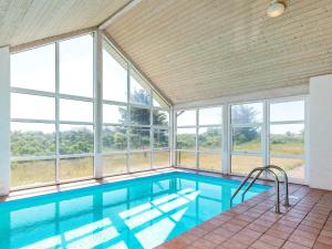 Pandrupにある12 person holiday home in Pandrup-By Traumの屋内スイミングプール(窓付)