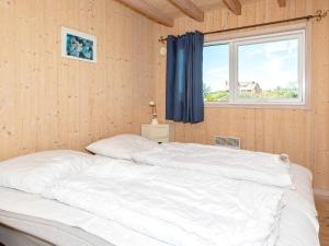 Pandrupにある12 person holiday home in Pandrup-By Traumの窓のある部屋にある大きな白いベッド +34枚の写真
