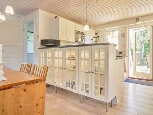 Kuchyň nebo kuchyňský kout v ubytování 5 person holiday home in Nexø-By Traum