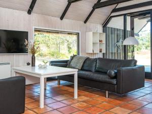 un soggiorno con un divano e un tavolo di Luxury Retreat on Romo - By Traum Ferienwohnungen a Vesterhede