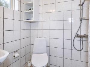 Koupelna v ubytování 4 star holiday home in Farsø-By Traum + 43 fotografií