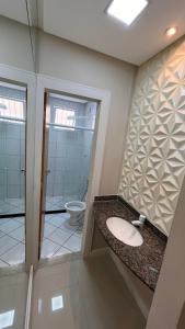 Ένα μπάνιο στο Apartamento Praia do morro 350mt da praia 2 quartos