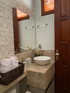 un baño con lavabo y espejo en Casa de Campo Cantinho da Mata, en Domingos Martins