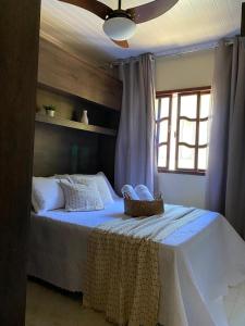 Un dormitorio con una cama con una cesta encima. en Casa de Campo Cantinho da Mata, en Domingos Martins 63 fotos más