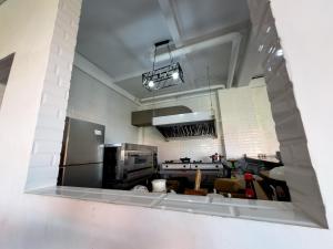 Una vista de una cocina desde el interior de una cocina. en Sky Apartments and Suites, en Canggu