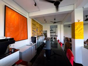 una cocina con una mesa larga y sillas rojas en Sky Apartments and Suites, en Canggu