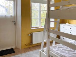 1 dormitorio con litera, escalera y ventana en 5 person holiday home in STENKYRKA, en Stenkyrka
