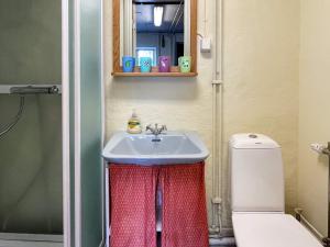 un baño con lavabo e inodoro en 5 person holiday home in STENKYRKA, en Stenkyrka 16 fotos más