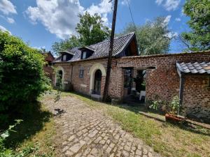 una vecchia casa in mattoni con un vialetto di mattoni di Gîte atypique, 2 pers., Terrasse privée, Parc naturel Scarpe-Escaut, prox. Saint-Amand-les-Eaux - FR-1-510-38 a Haveluy