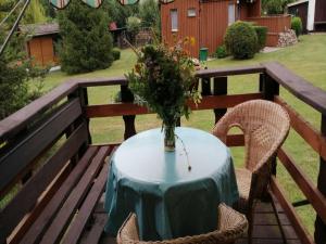 una mesa con un jarrón de flores en la parte superior en Boutique Bungalow in Insel Poel with terrace, en Poel