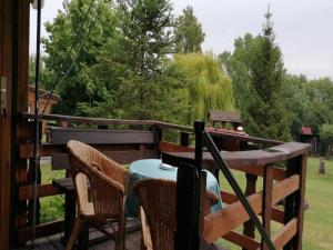 Un patio con una mesa y sillas en una terraza. en Boutique Bungalow in Insel Poel with terrace, en Poel 9 fotos más