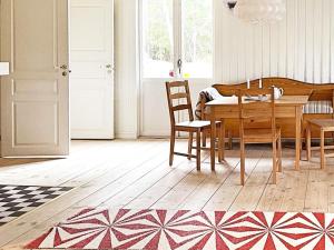 Envikenにある5 person holiday home in ENVIKEN-By Traumのテーブルと椅子とダイニングルームのある部屋 +15枚の写真