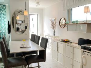 Η κουζίνα ή μικρή κουζίνα στο 4 star holiday home in LAHOLM