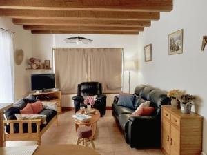 Posezení v ubytování Maison spacieuse avec jardin clos, proche de Sarlat, idéale pour familles et enfants - FR-1-616-178