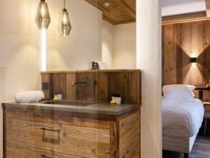 Katil atau katil-katil dalam bilik di Val d'Isère : Appt 4 ch, 8 pers, balcon, accès facilité - FR-1-519-42 +13 gambar