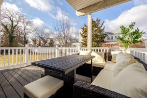 Балкон или терраса в Prime Luxury NY Balcony Wood Burning Fire Place!