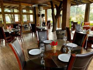 une salle à manger avec une table et des chaises dans un restaurant dans l'établissement Orgánico Hotel Boutique, à Mexico