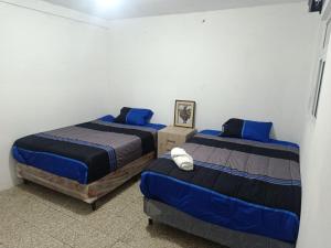 two beds in a room with two beds sidx sidx sidx at Apartamento con 5 camas in Quetzaltenango