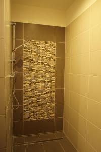 łazienka z prysznicem i kamienną ścianą w obiekcie HORSKÁ CHATA SOBÍK w mieście Dolní Morava
