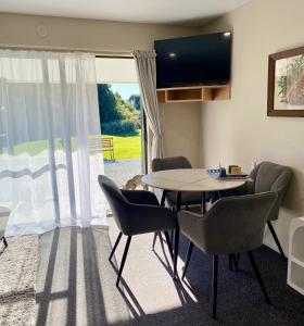 Телевизор и/или развлекательный центр в Heritage Park Lodge