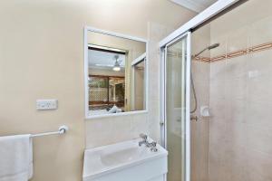 un baño con lavabo y ducha en Family and Pet friendly Beachside, en Buddina 15 fotos más