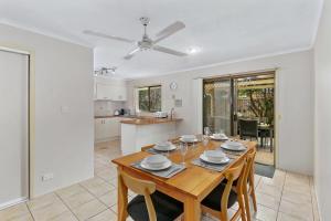 Un comedor y una cocina con mesa y sillas. en Family and Pet friendly Beachside, en Buddina