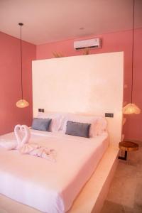 zwei Schwäne auf einem Bett in einem Zimmer in der Unterkunft Hyde Boutique Hotel in Kuta Lombok