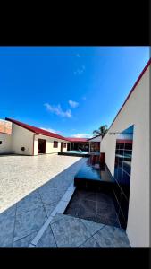 a building with a bench in the middle of a courtyard at Recanto da paz in Matinhos
