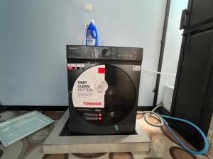 MantaakにあるUT APART Yogyakarta Women Onlyの箱が載った電子レンジ