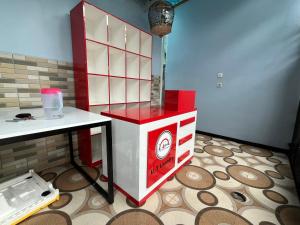 MantaakにあるUT APART Yogyakarta Women Onlyの部屋にあるポップコーンマシンの模型