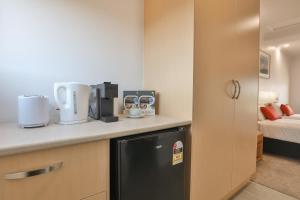 - une cuisine avec un réfrigérateur noir à côté d'un lit dans l'établissement Robinvale Golf Club Resort, à Robinvale 