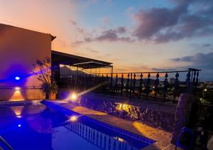 a swimming pool with lights on the side of a building at Apartamentos Porto Maravilha in Rio de Janeiro