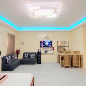 sala de estar con luces azules en el techo en Wyne's Tiny House near Royal Farm Resort, en Dipólog