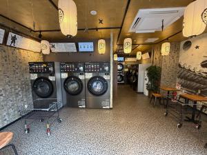 東京にあるPagi Hotelの洗濯機3台付きランドリールーム