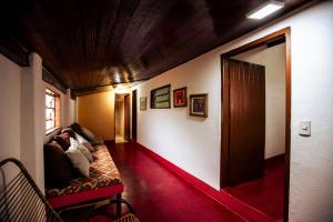 a living room with a couch in a room at Hotel Fazenda Portal da Canastra in Zogaias