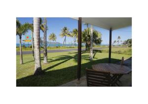 Taman di luar Shalom by the Sea