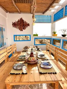 Restoran atau tempat lain untuk makan di shared room , balance surf camp , feel home , let's create memories together +18 gambar