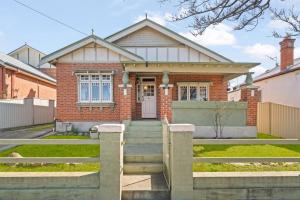 una casa de ladrillo con una escalera delante de ella en Sweet Stewart - Walk to CBD Convenient & Cosy, en Bathurst