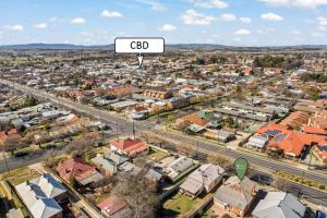 Una vista aérea de una ciudad con un cartel que dice CBD en Sweet Stewart - Walk to CBD Convenient & Cosy, en Bathurst