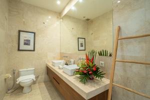 une salle de bain avec toilettes, deux lavabos et une douche dans l'établissement Coral Heaven 2 by Bali Villa Solutions, à Seminyak 37 autres photos