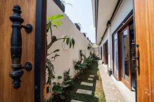 スミニャックにあるThe Lavana Villa De Kerobokanの隣の植物の小路