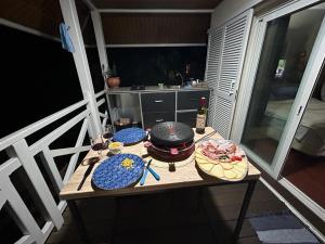 a kitchen with a table with food on it at Le BUNGALOW CALEDONIEN DE SARRAMEA DEPAYSEMENT in Sarraméa