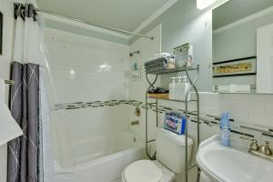 Koupelna v ubytování The Homestead Apartments- Walk to SFA Campus, Comfy, Children & Pet-Friendly Nacogdoches Condo