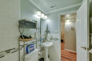 Koupelna v ubytování The Homestead Apartments- Walk to SFA Campus, Comfy, Children & Pet-Friendly Nacogdoches Condo