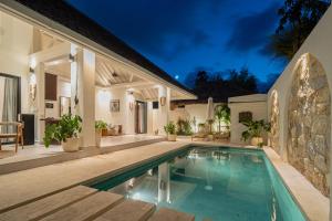 une villa avec piscine la nuit dans l'établissement Coral Heaven 2 by Bali Villa Solutions, à Seminyak